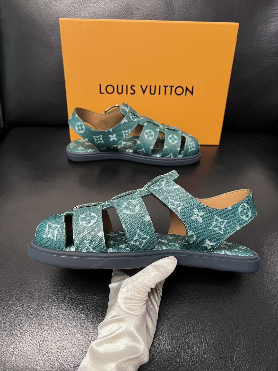 Lv  高品质  顶级工艺品  路易威登，运动板鞋专柜同步，鞋面意大利进口，鞋底：原厂特供原版底，TPU