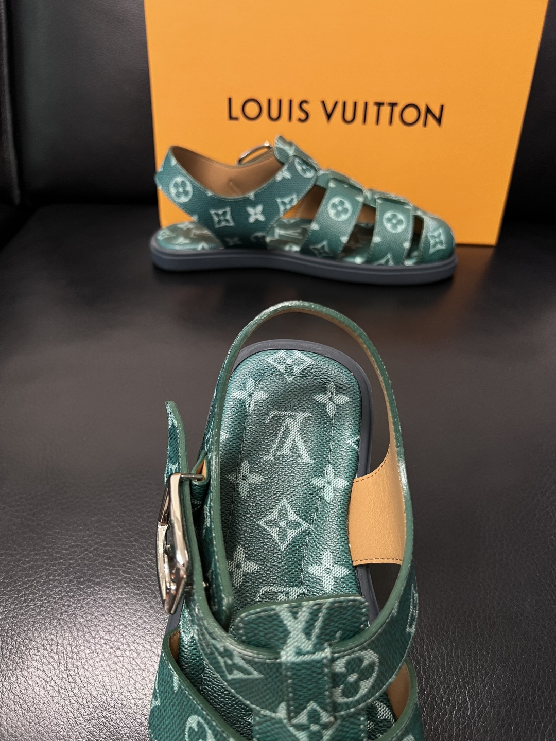 Lv  高品质  顶级工艺品  路易威登，运动板鞋专柜同步，鞋面意大利进口，鞋底：原厂特供原版底，TPU