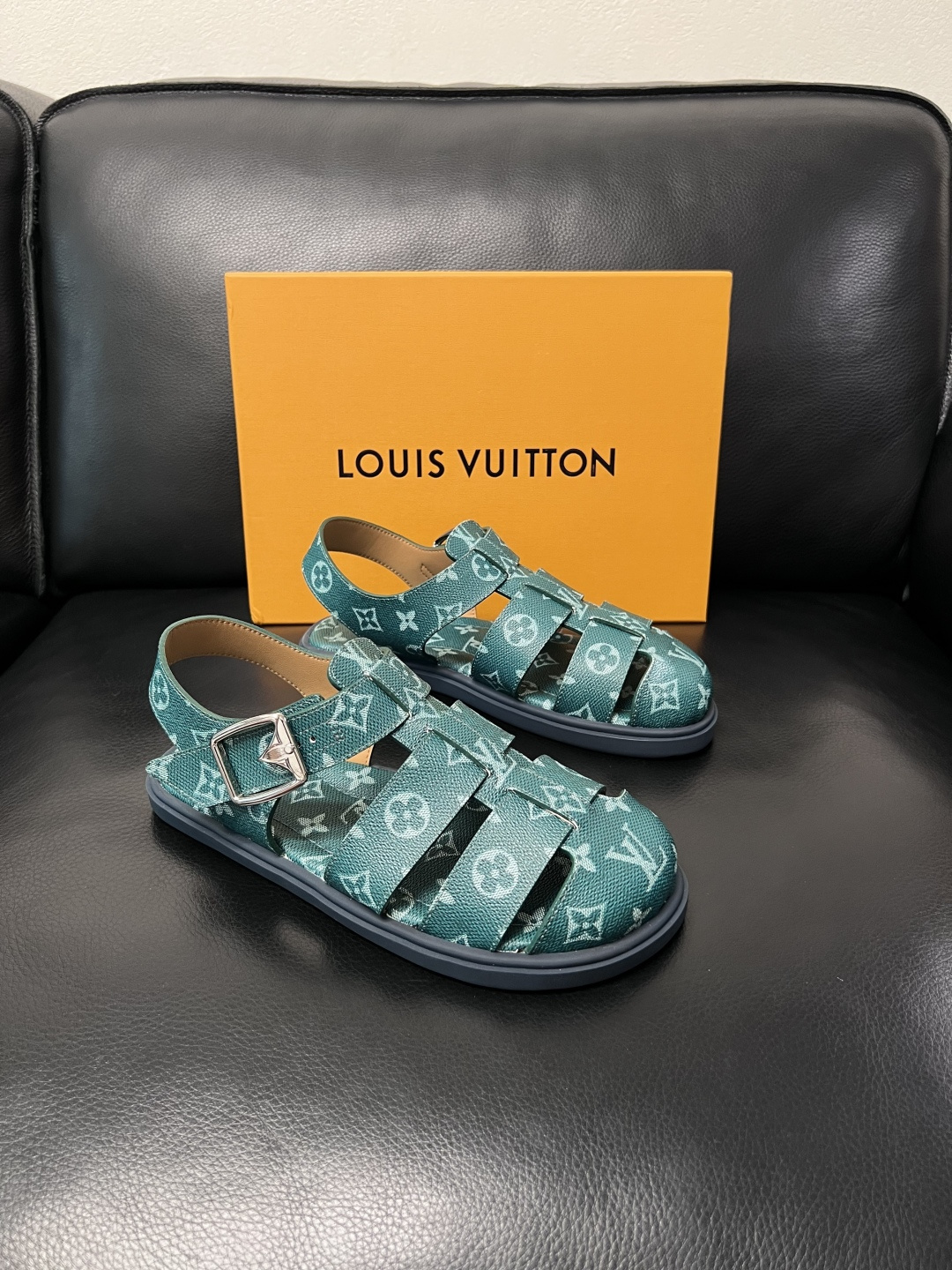 Lv  高品质  顶级工艺品  路易威登，运动板鞋专柜同步，鞋面意大利进口，鞋底：原厂特供原版底，TPU