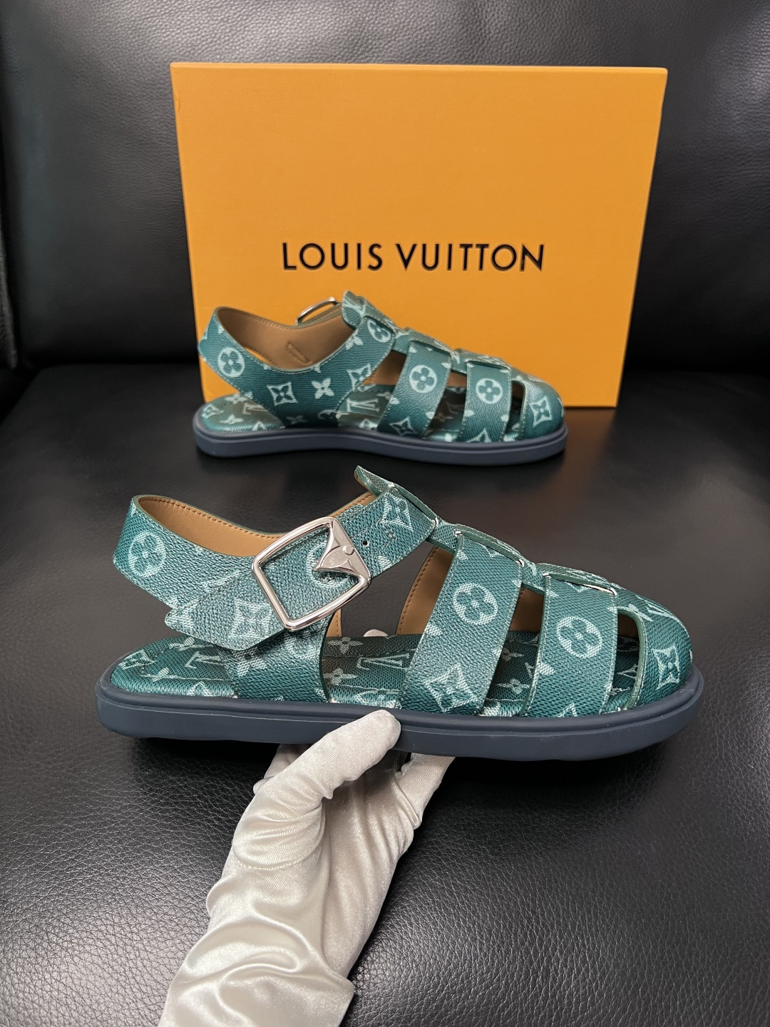 Lv  高品质  顶级工艺品  路易威登，运动板鞋专柜同步，鞋面意大利进口，鞋底：原厂特供原版底，TPU