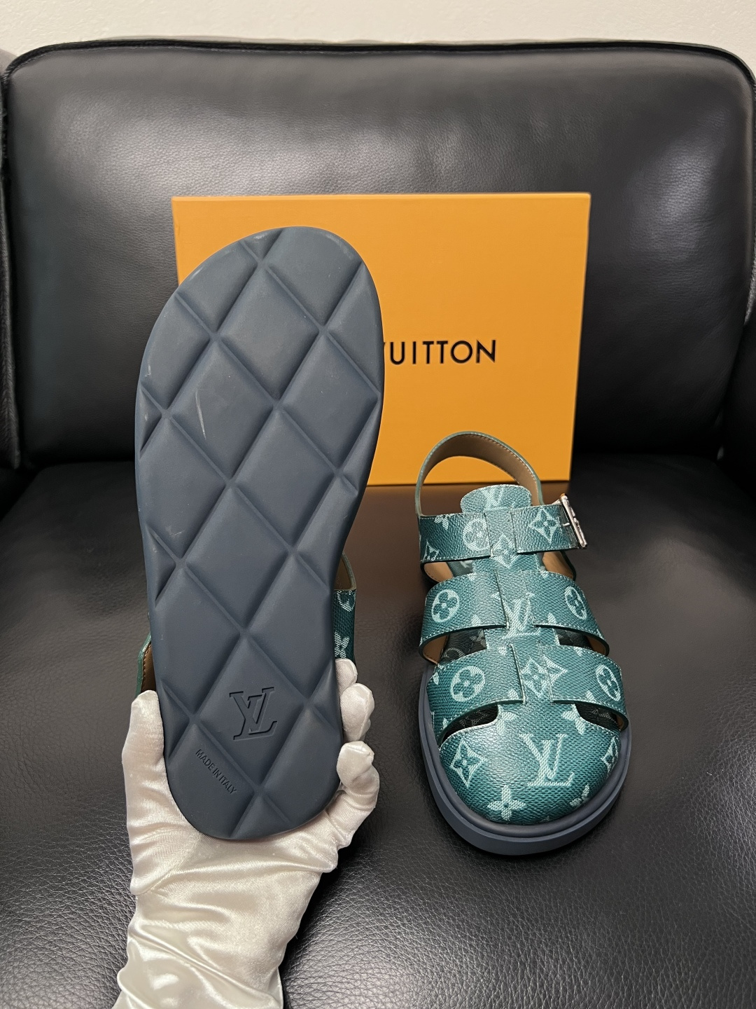 Lv  高品质  顶级工艺品  路易威登，运动板鞋专柜同步，鞋面意大利进口，鞋底：原厂特供原版底，TPU