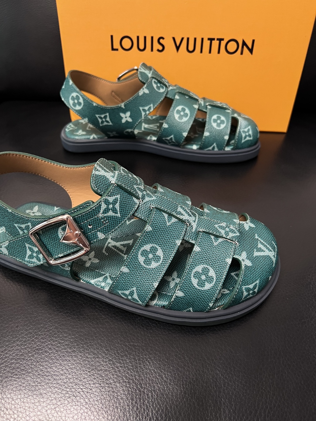 Lv  高品质  顶级工艺品  路易威登，运动板鞋专柜同步，鞋面意大利进口，鞋底：原厂特供原版底，TPU