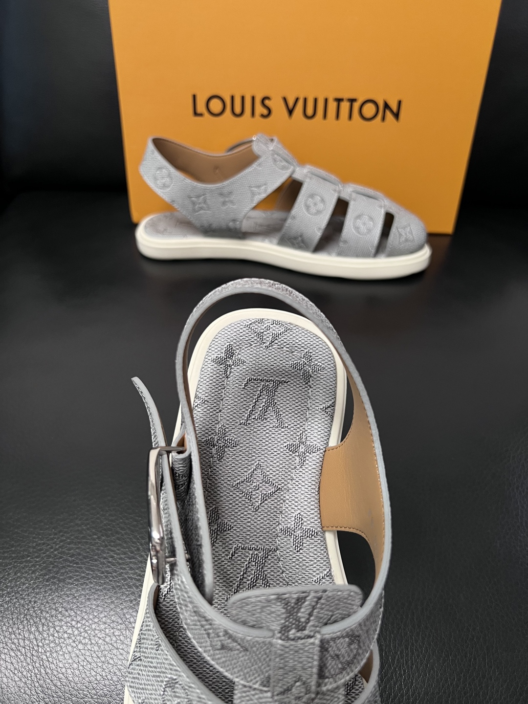Lv  高品质  顶级工艺品  路易威登，运动板鞋专柜同步，鞋面意大利进口，鞋底：原厂特供原版底，TPU