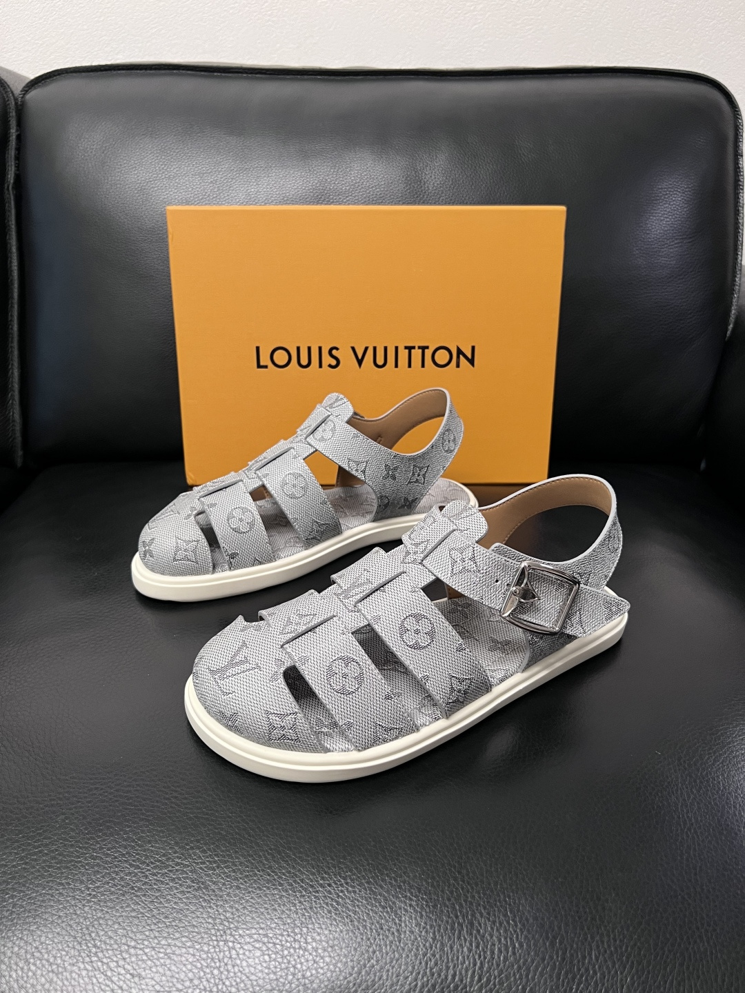 Lv  高品质  顶级工艺品  路易威登，运动板鞋专柜同步，鞋面意大利进口，鞋底：原厂特供原版底，TPU