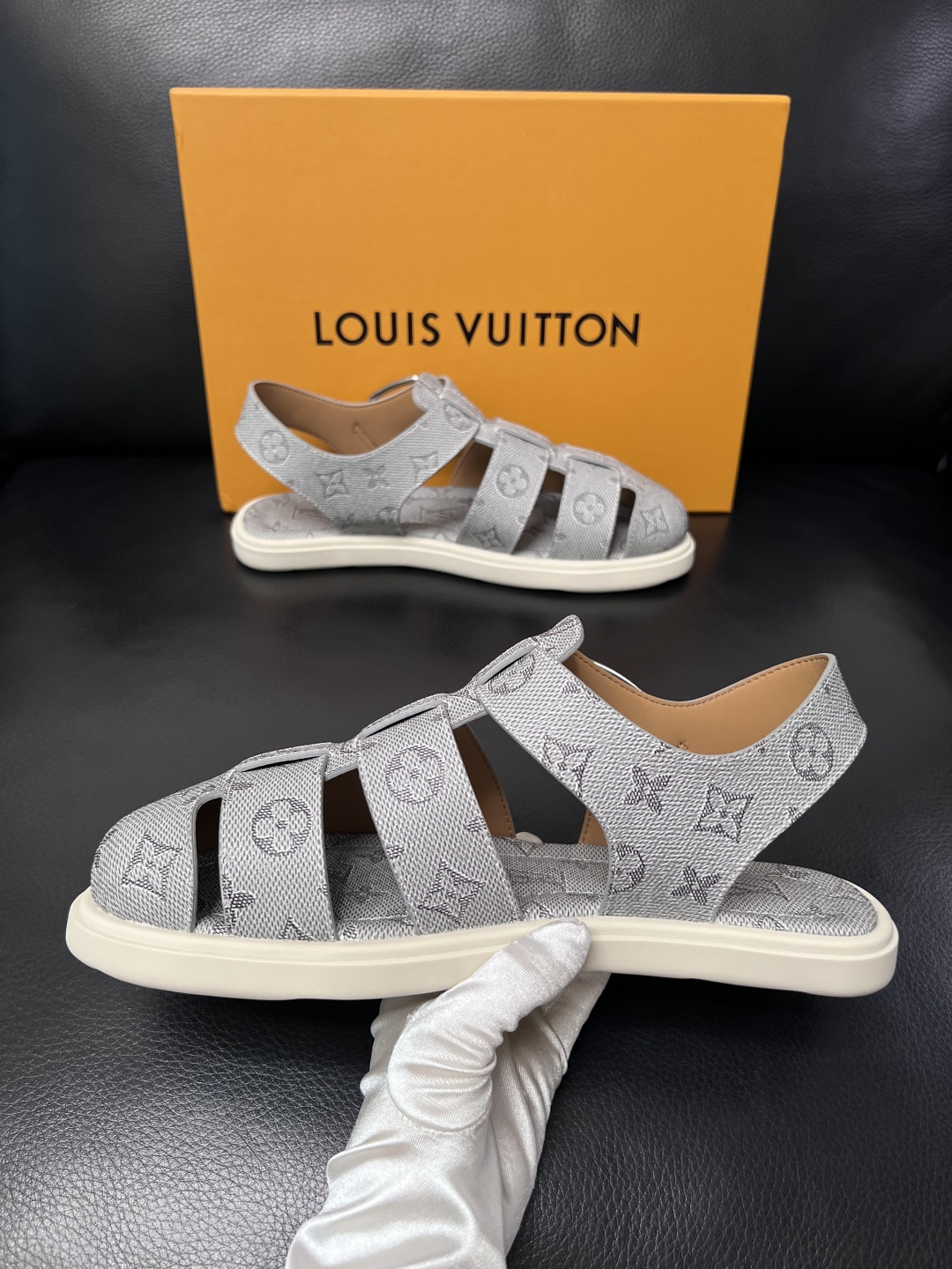 Lv  高品质  顶级工艺品  路易威登，运动板鞋专柜同步，鞋面意大利进口，鞋底：原厂特供原版底，TPU