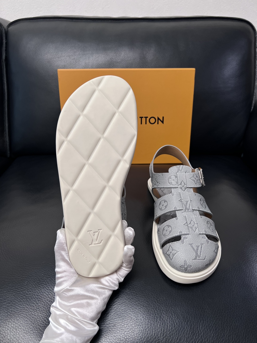 Lv  高品质  顶级工艺品  路易威登，运动板鞋专柜同步，鞋面意大利进口，鞋底：原厂特供原版底，TPU