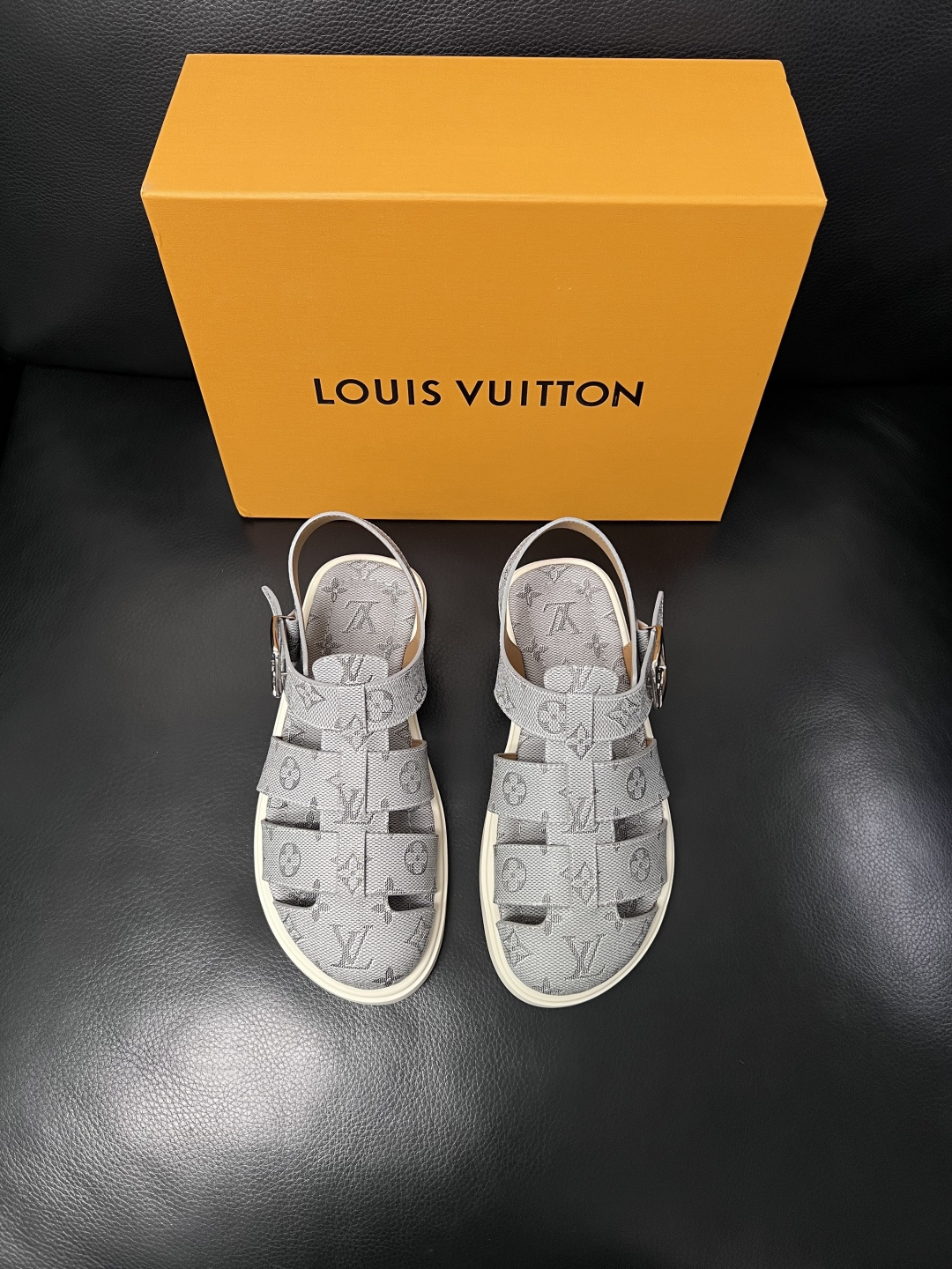 Lv  高品质  顶级工艺品  路易威登，运动板鞋专柜同步，鞋面意大利进口，鞋底：原厂特供原版底，TPU
