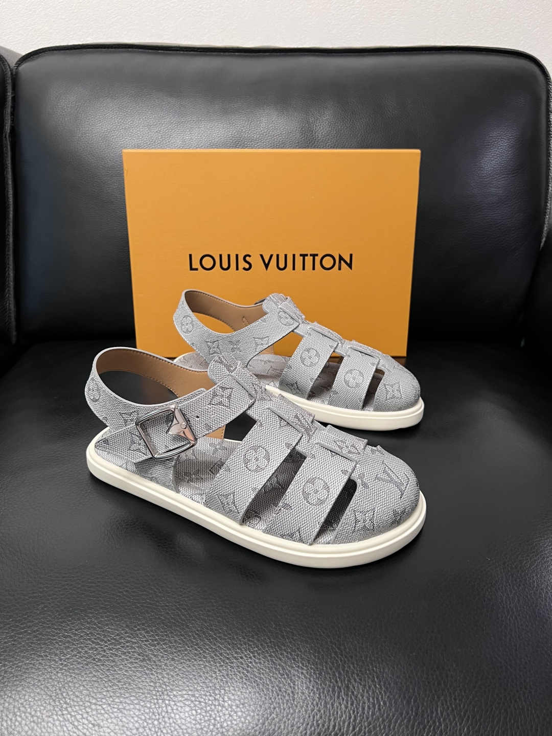 Lv  高品质  顶级工艺品  路易威登，运动板鞋专柜同步，鞋面意大利进口，鞋底：原厂特供原版底，TPU