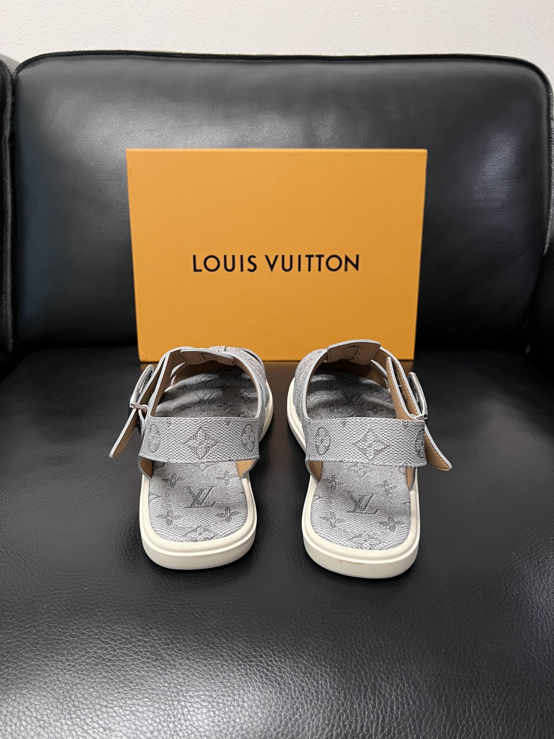 Lv  高品质  顶级工艺品  路易威登，运动板鞋专柜同步，鞋面意大利进口，鞋底：原厂特供原版底，TPU