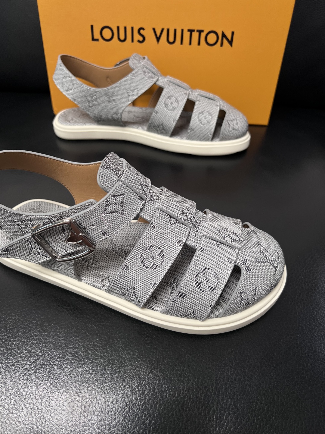 Lv  高品质  顶级工艺品  路易威登，运动板鞋专柜同步，鞋面意大利进口，鞋底：原厂特供原版底，TPU