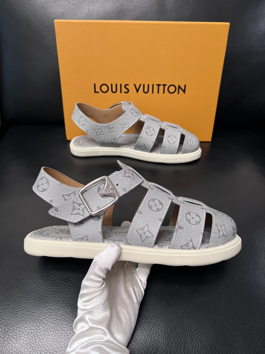 Lv  高品质  顶级工艺品  路易威登，运动板鞋专柜同步，鞋面意大利进口，鞋底：原厂特供原版底，TPU