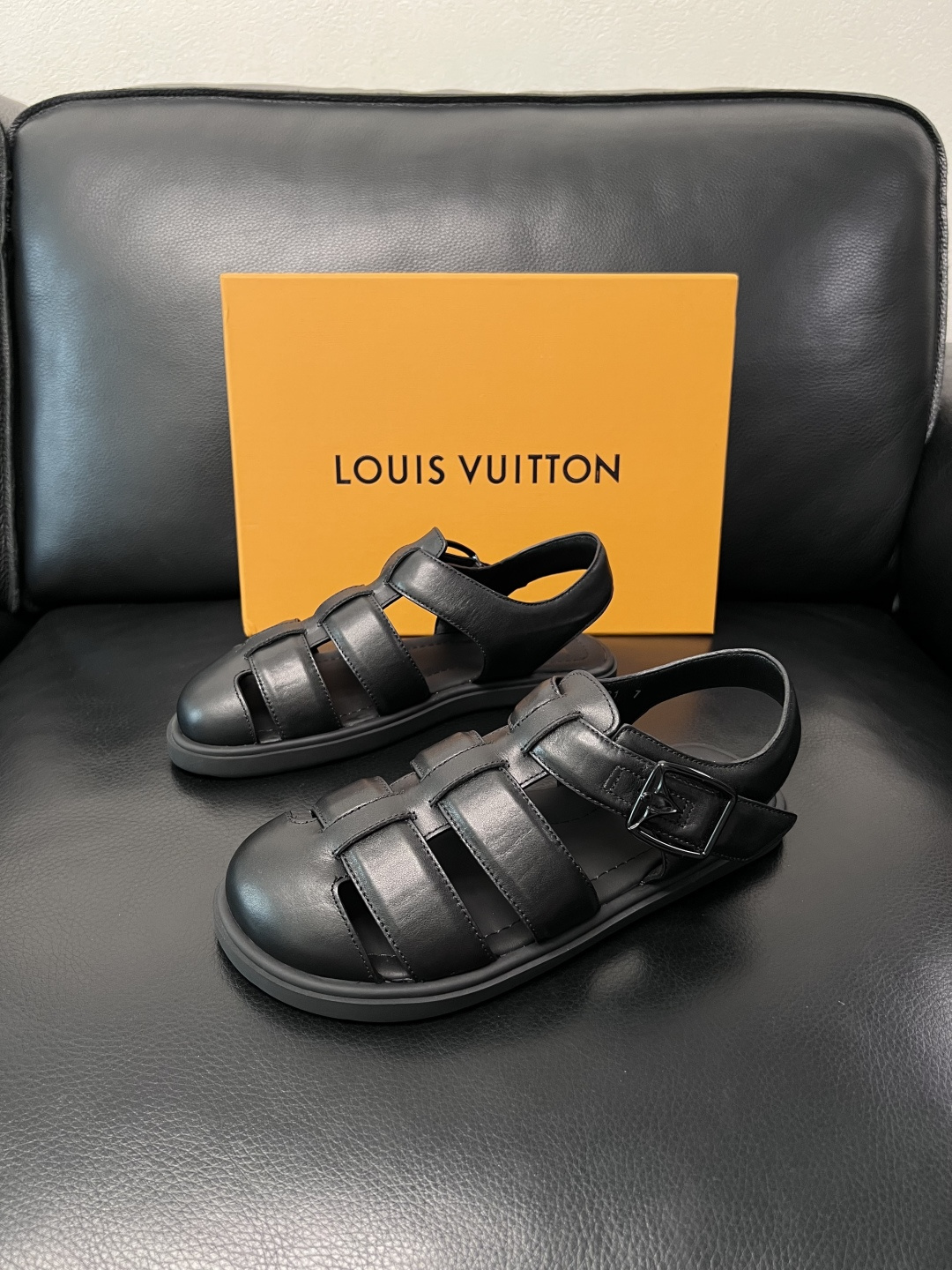 Lv  高品质  顶级工艺品  路易威登，运动板鞋专柜同步，鞋面意大利进口，鞋底：原厂特供原版底，TPU