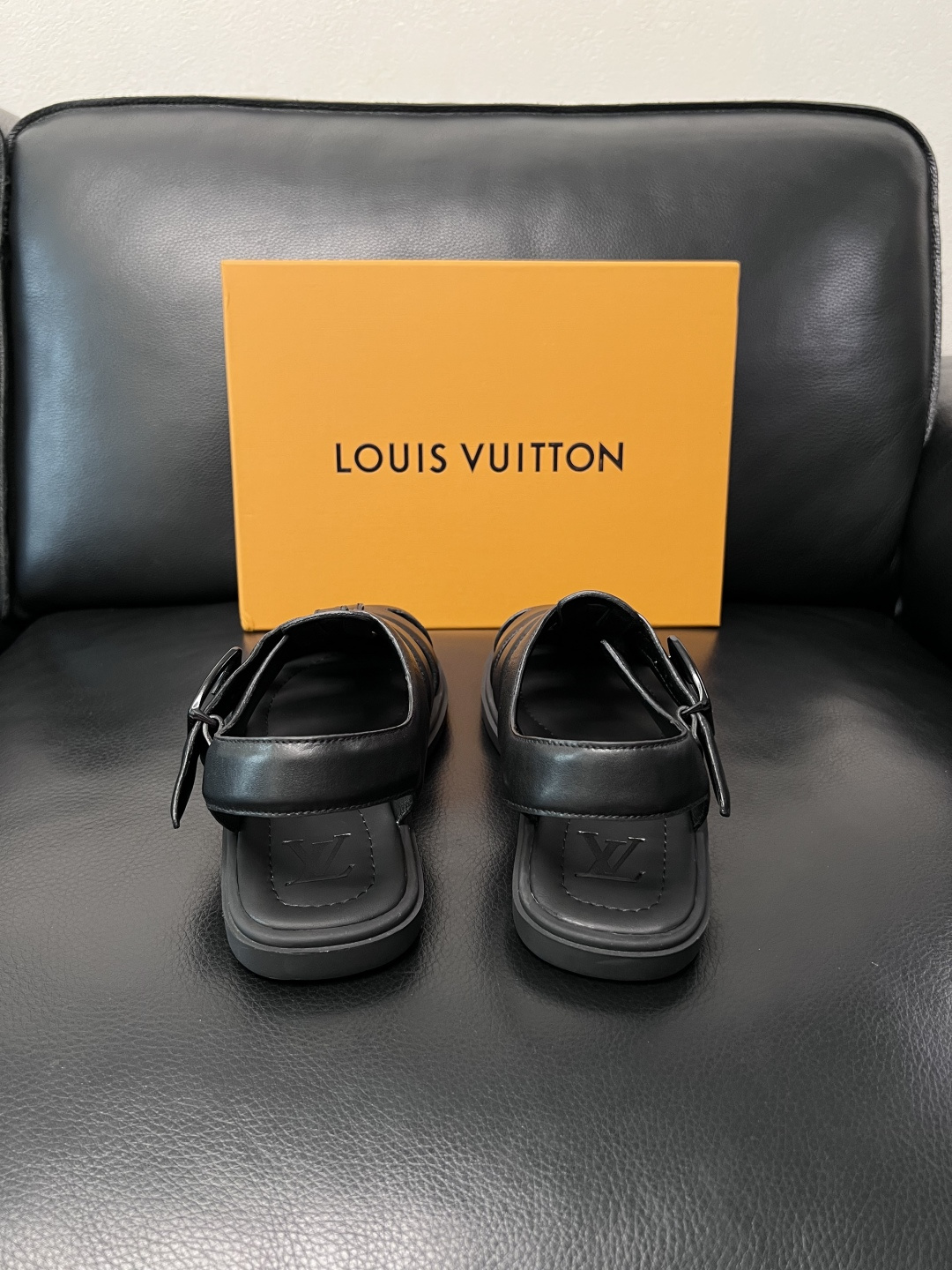 Lv  高品质  顶级工艺品  路易威登，运动板鞋专柜同步，鞋面意大利进口，鞋底：原厂特供原版底，TPU