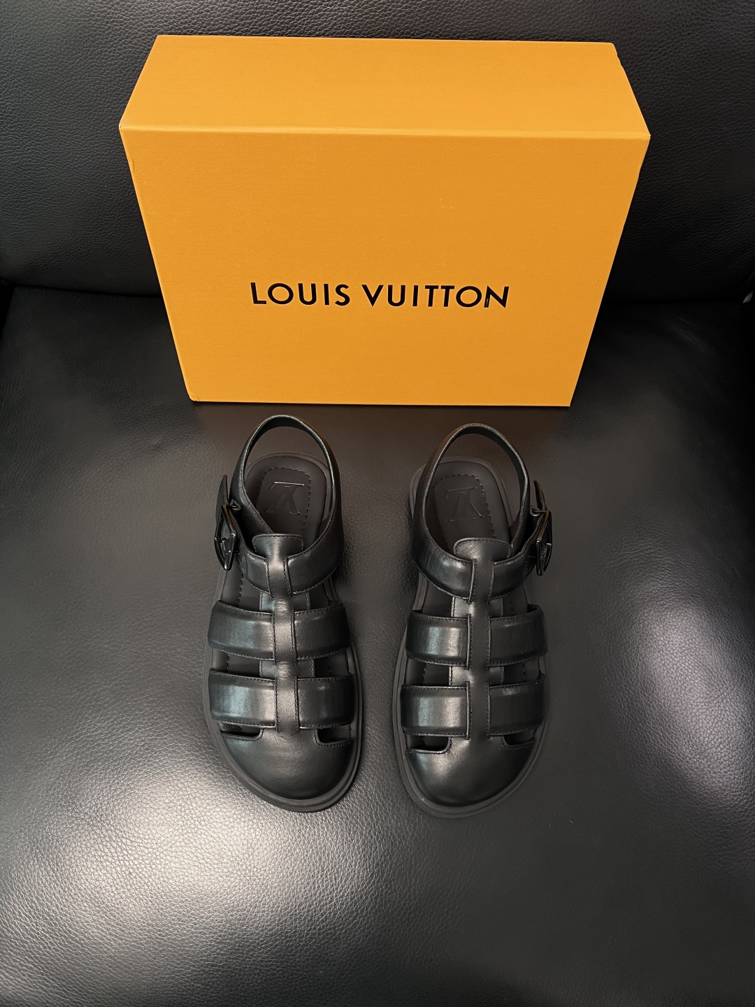 Lv  高品质  顶级工艺品  路易威登，运动板鞋专柜同步，鞋面意大利进口，鞋底：原厂特供原版底，TPU