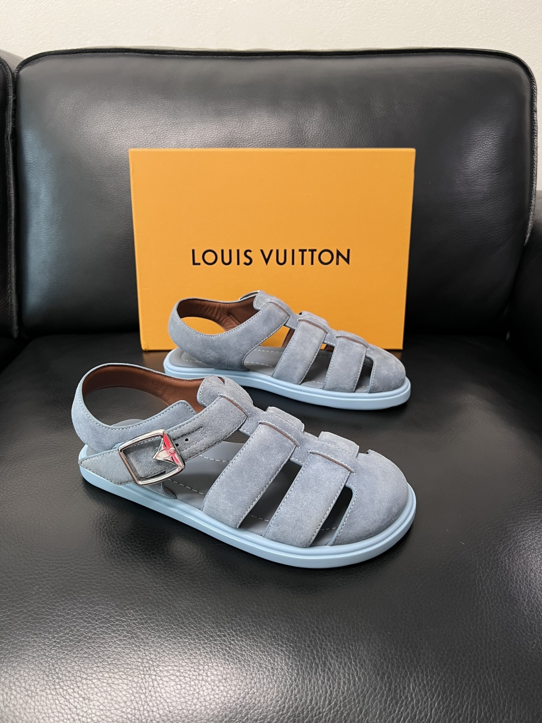 Lv  高品质  顶级工艺品  路易威登，运动板鞋专柜同步，鞋面意大利进口，鞋底：原厂特供原版底，TPU