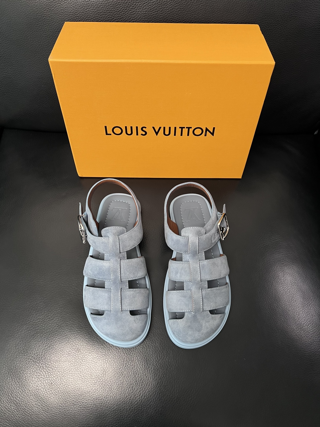 Lv  高品质  顶级工艺品  路易威登，运动板鞋专柜同步，鞋面意大利进口，鞋底：原厂特供原版底，TPU
