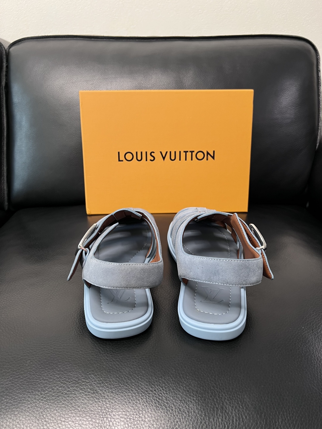 Lv  高品质  顶级工艺品  路易威登，运动板鞋专柜同步，鞋面意大利进口，鞋底：原厂特供原版底，TPU