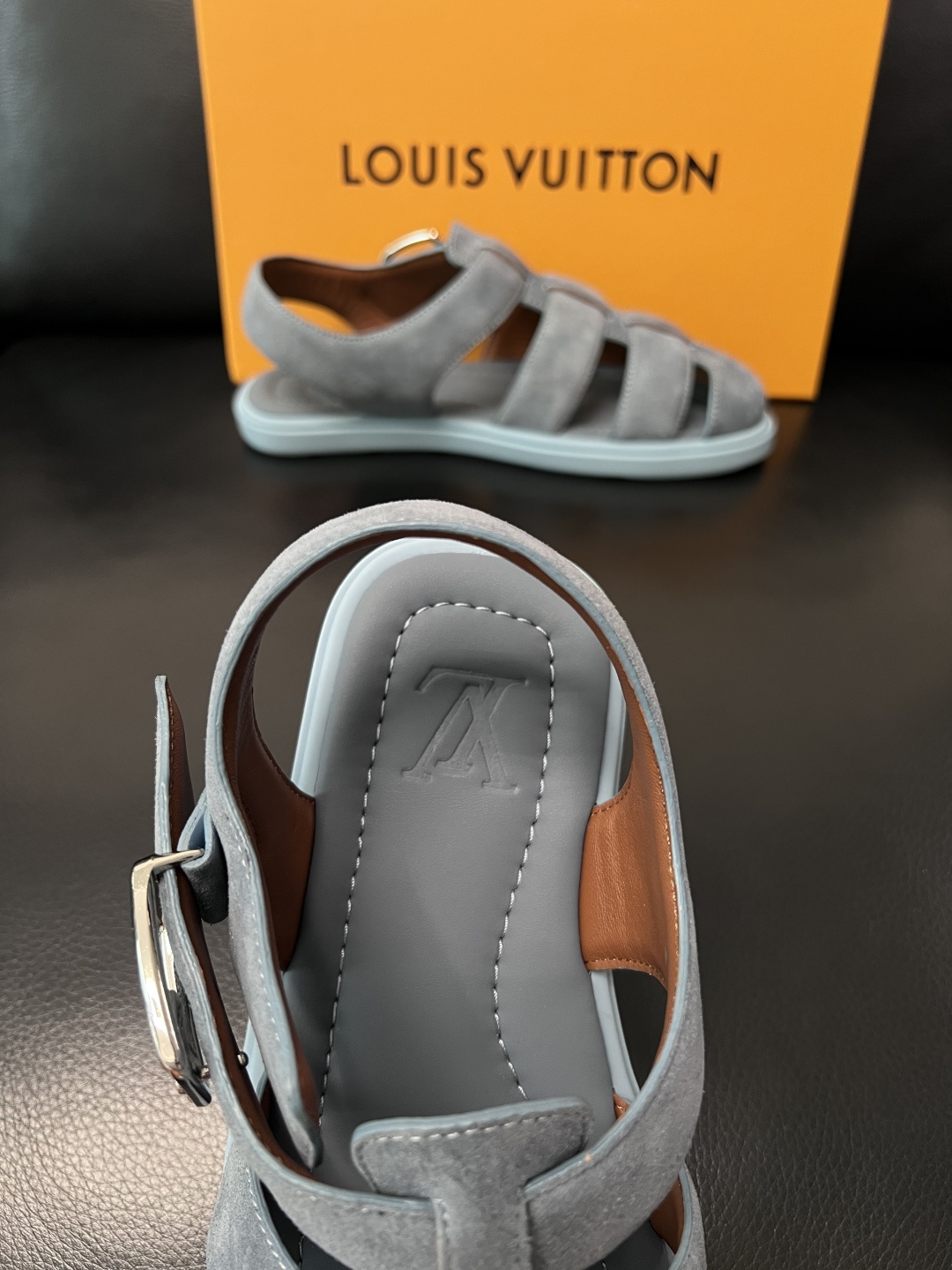 Lv  高品质  顶级工艺品  路易威登，运动板鞋专柜同步，鞋面意大利进口，鞋底：原厂特供原版底，TPU