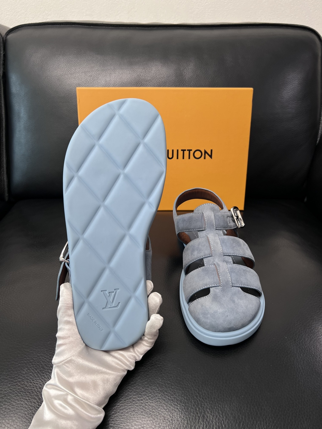 Lv  高品质  顶级工艺品  路易威登，运动板鞋专柜同步，鞋面意大利进口，鞋底：原厂特供原版底，TPU