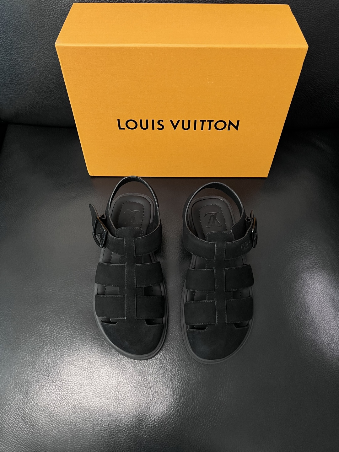 Lv  高品质  顶级工艺品  路易威登，运动板鞋专柜同步，鞋面意大利进口，鞋底：原厂特供原版底，TPU