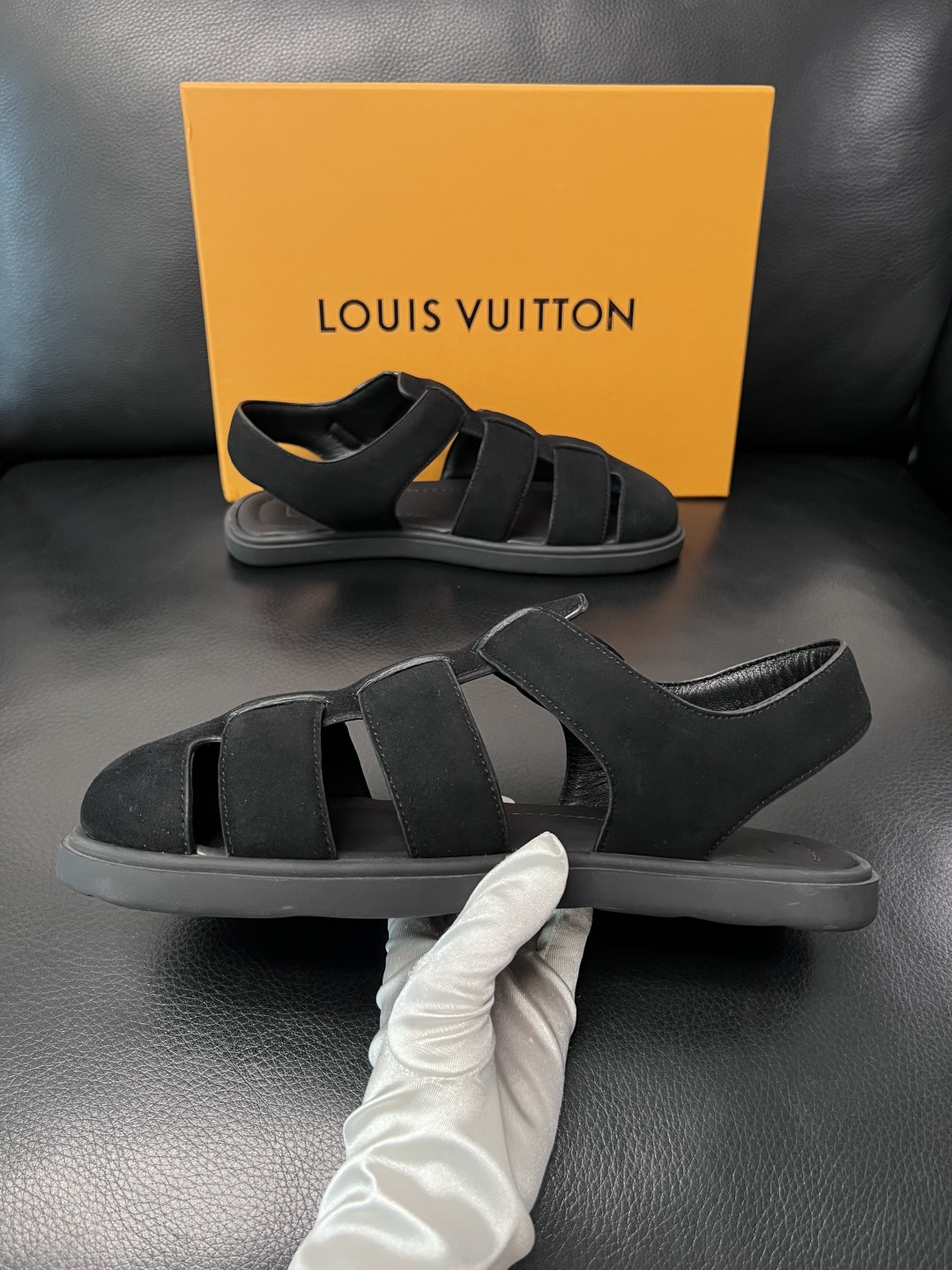 Lv  高品质  顶级工艺品  路易威登，运动板鞋专柜同步，鞋面意大利进口，鞋底：原厂特供原版底，TPU