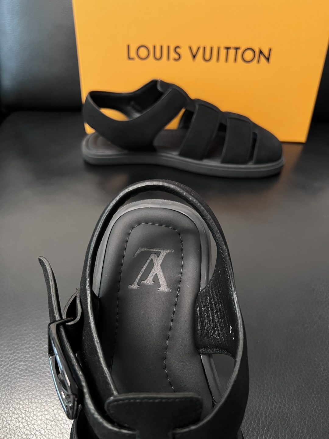 Lv  高品质  顶级工艺品  路易威登，运动板鞋专柜同步，鞋面意大利进口，鞋底：原厂特供原版底，TPU