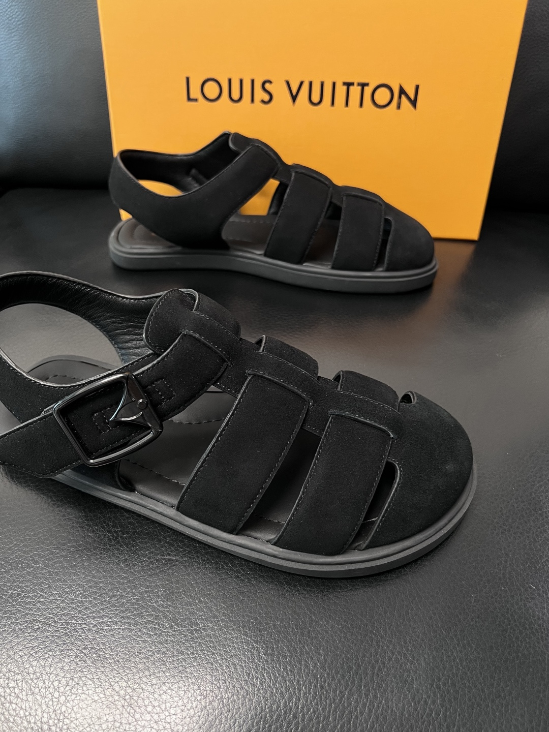 Lv  高品质  顶级工艺品  路易威登，运动板鞋专柜同步，鞋面意大利进口，鞋底：原厂特供原版底，TPU