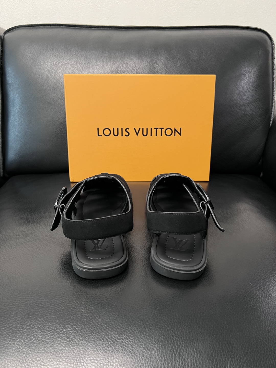 Lv  高品质  顶级工艺品  路易威登，运动板鞋专柜同步，鞋面意大利进口，鞋底：原厂特供原版底，TPU