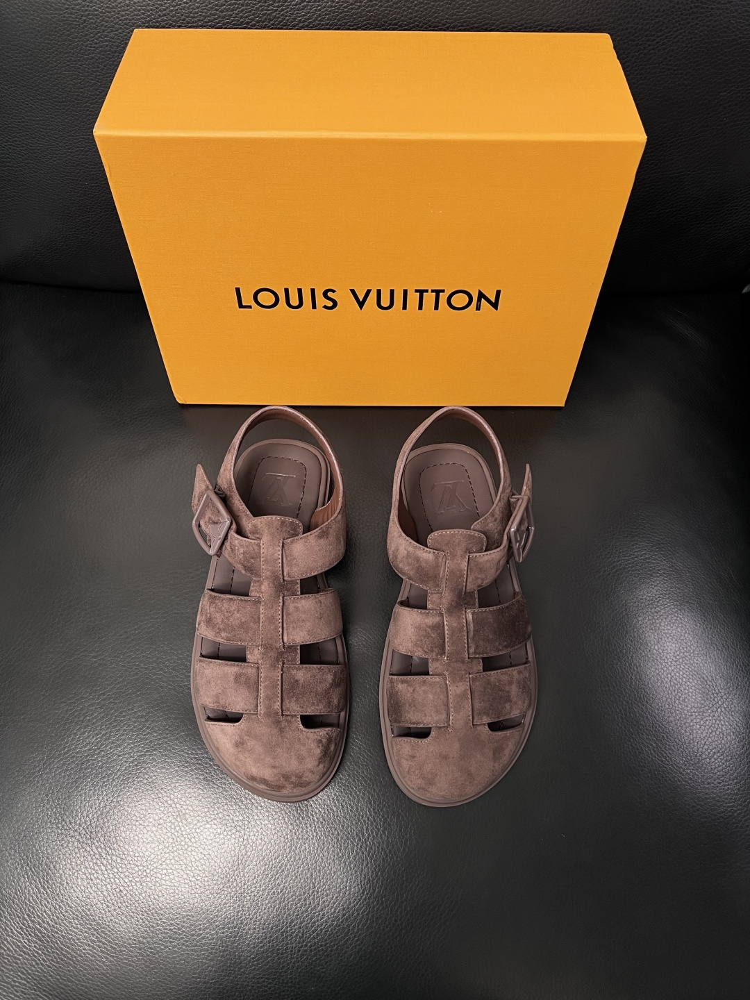 Lv  高品质  顶级工艺品  路易威登，运动板鞋专柜同步，鞋面意大利进口，鞋底：原厂特供原版底，TPU