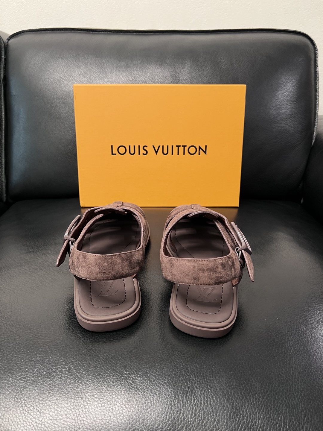 Lv  高品质  顶级工艺品  路易威登，运动板鞋专柜同步，鞋面意大利进口，鞋底：原厂特供原版底，TPU