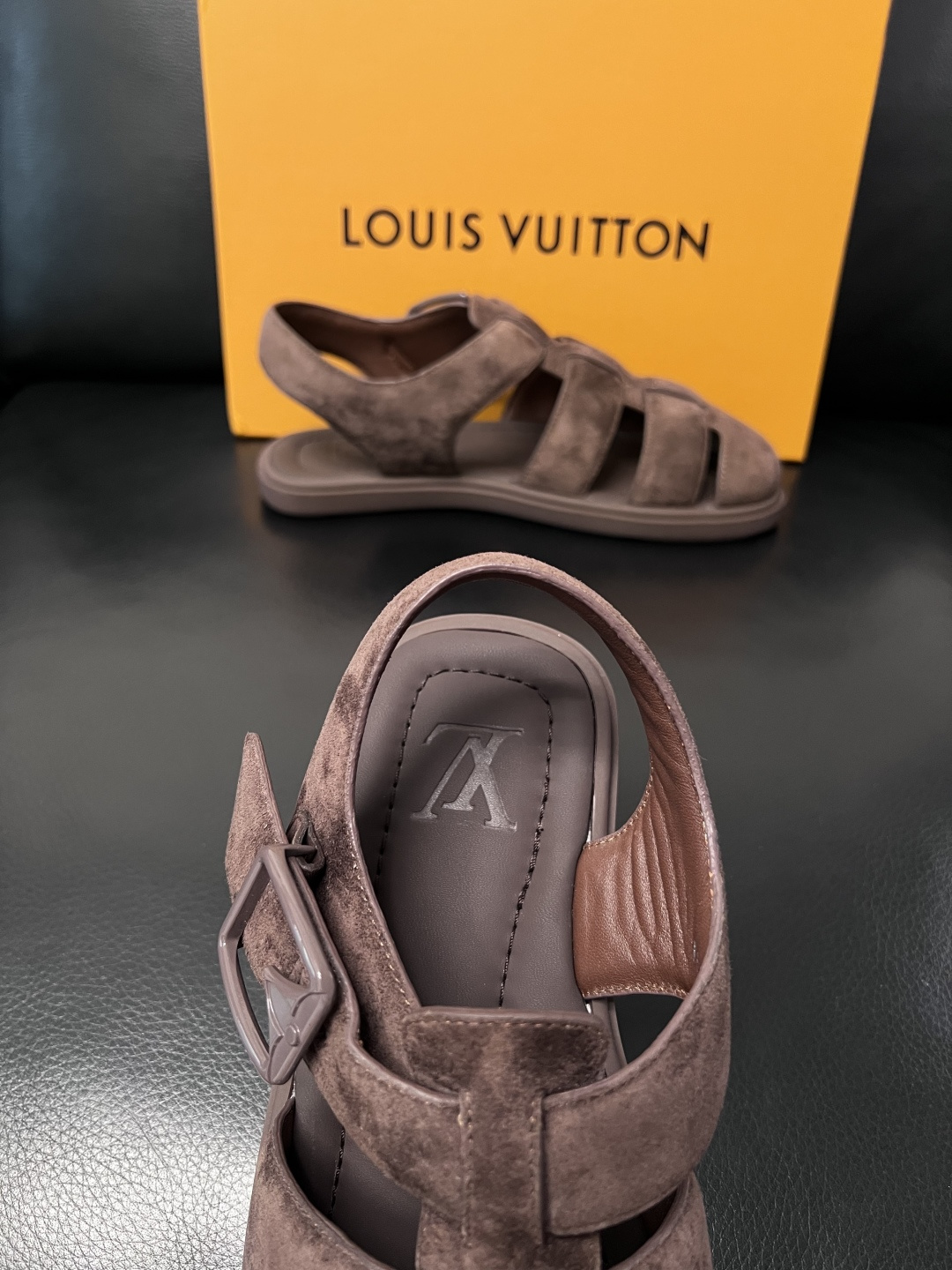 Lv  高品质  顶级工艺品  路易威登，运动板鞋专柜同步，鞋面意大利进口，鞋底：原厂特供原版底，TPU