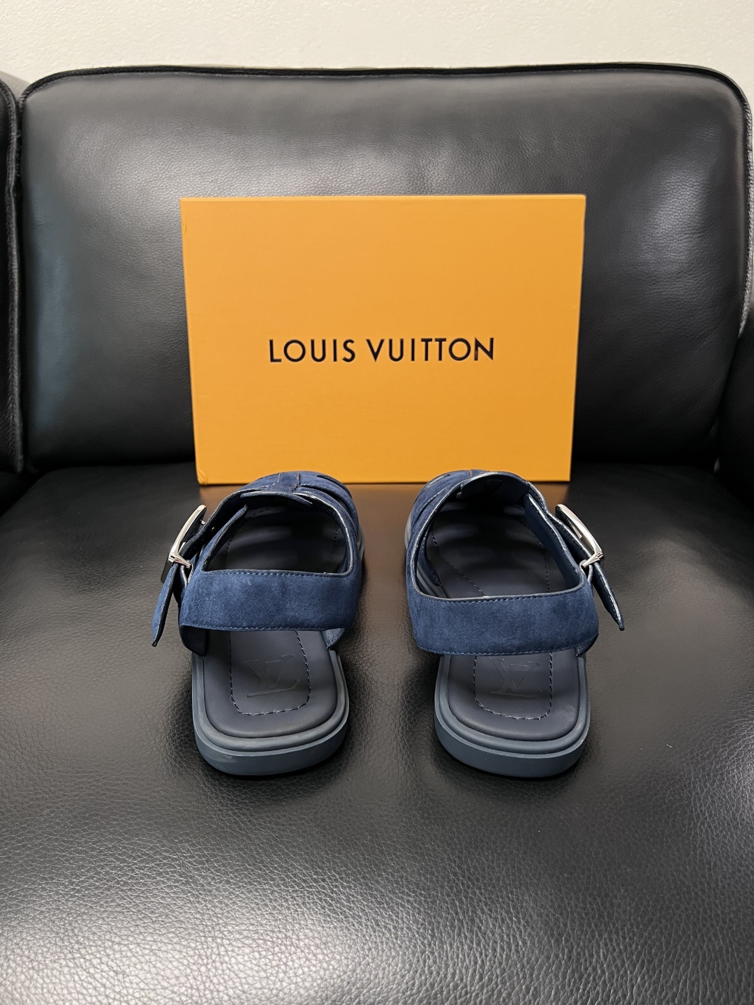 Lv  高品质  顶级工艺品  路易威登，运动板鞋专柜同步，鞋面意大利进口，鞋底：原厂特供原版底，TPU