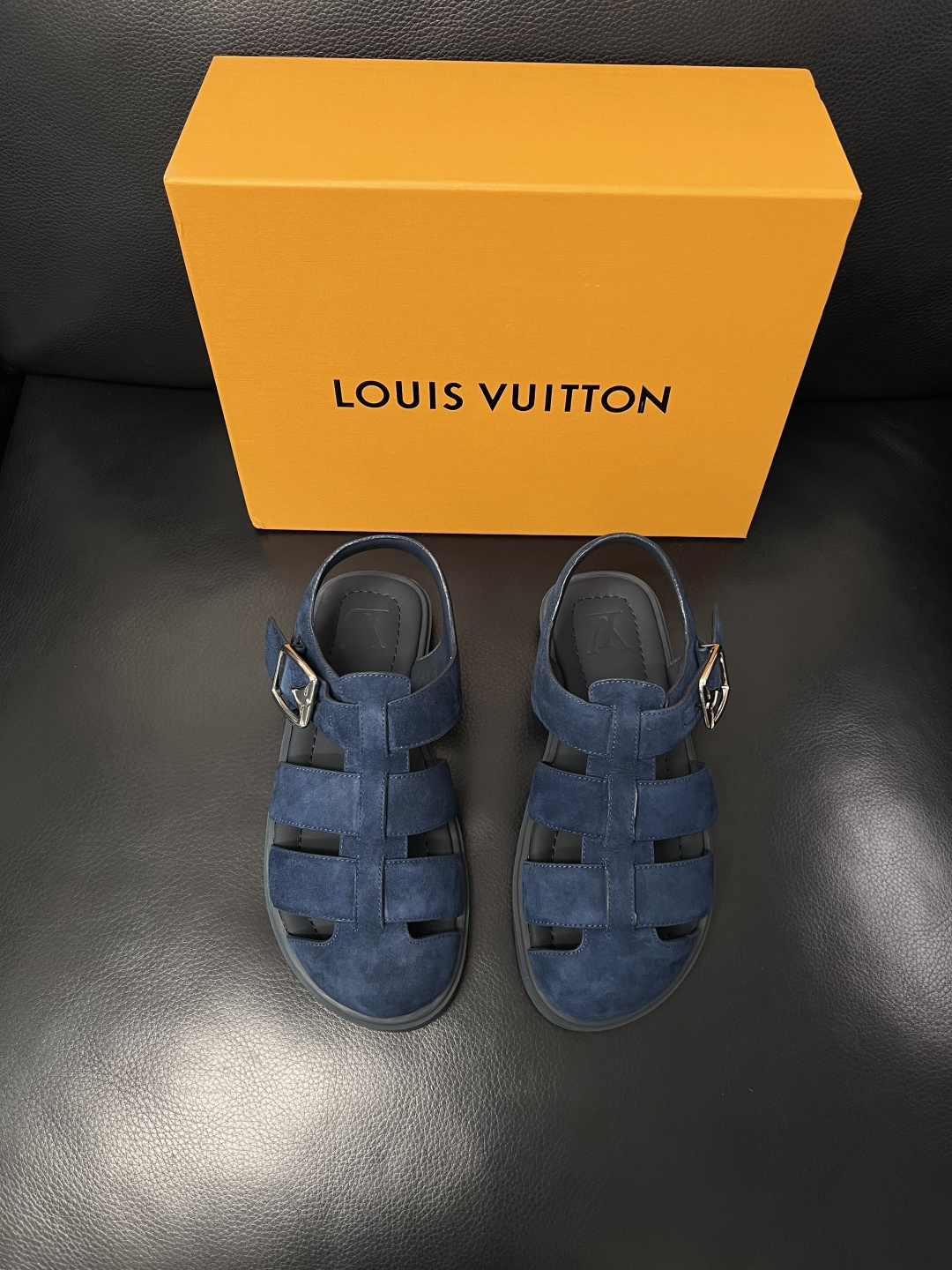Lv  高品质  顶级工艺品  路易威登，运动板鞋专柜同步，鞋面意大利进口，鞋底：原厂特供原版底，TPU