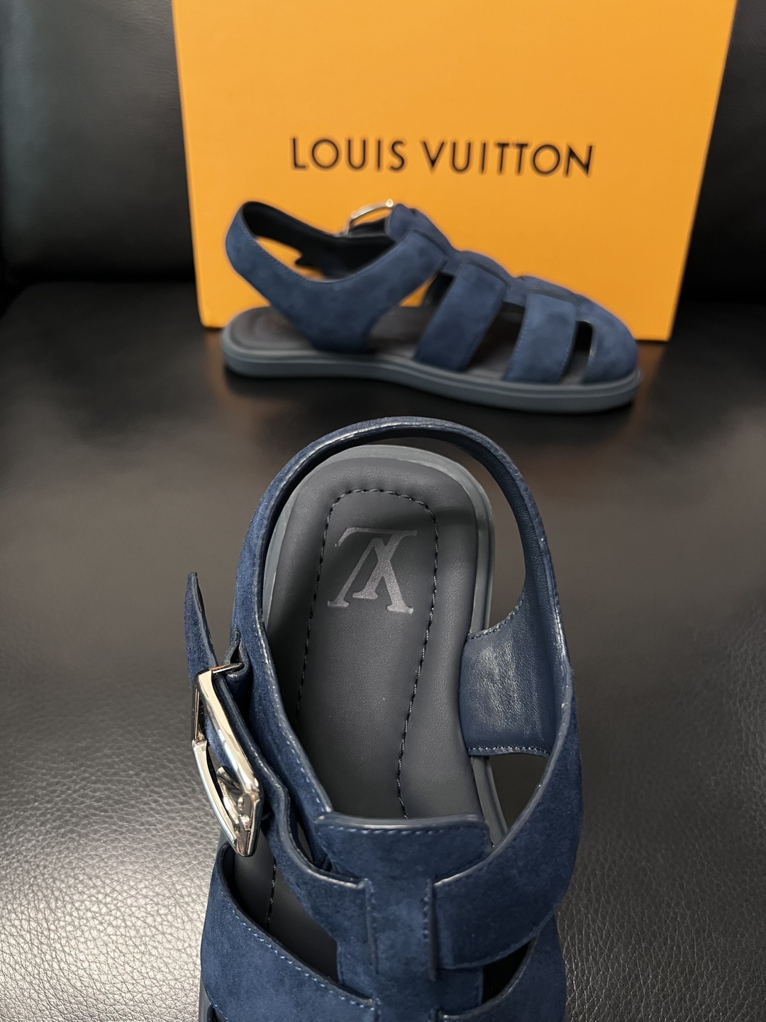 Lv  高品质  顶级工艺品  路易威登，运动板鞋专柜同步，鞋面意大利进口，鞋底：原厂特供原版底，TPU