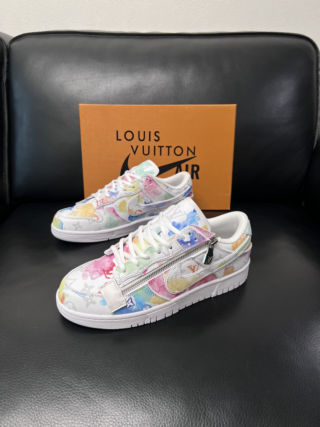 Lv联名nike  高品质  顶级工艺品  路易威登联名，专柜同步，鞋面意大利进口，高品质拼接缤纷色彩复