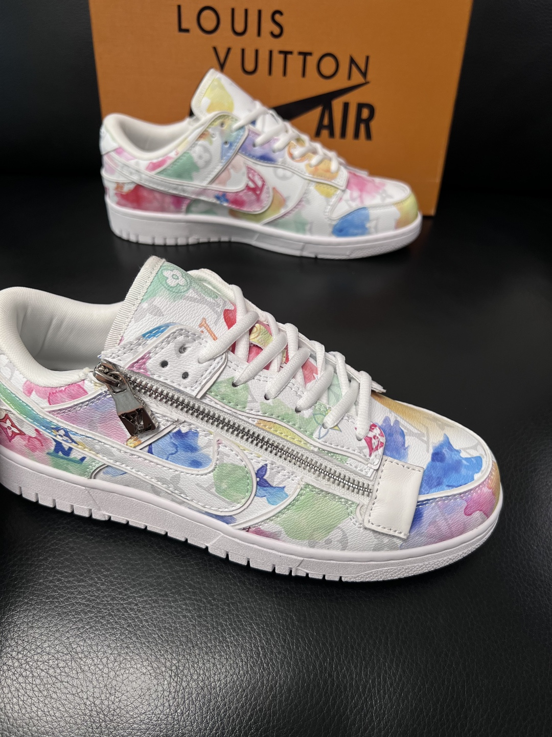 Lv联名nike  高品质  顶级工艺品  路易威登联名，专柜同步，鞋面意大利进口，高品质拼接缤纷色彩复