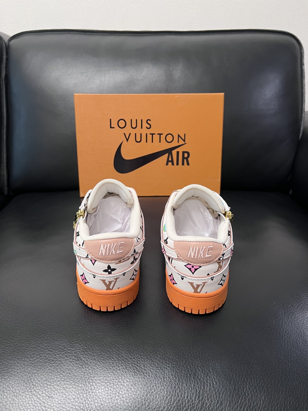 Lv联名nike  高品质  顶级工艺品  路易威登联名，专柜同步，鞋面意大利进口，高品质拼接缤纷色彩复