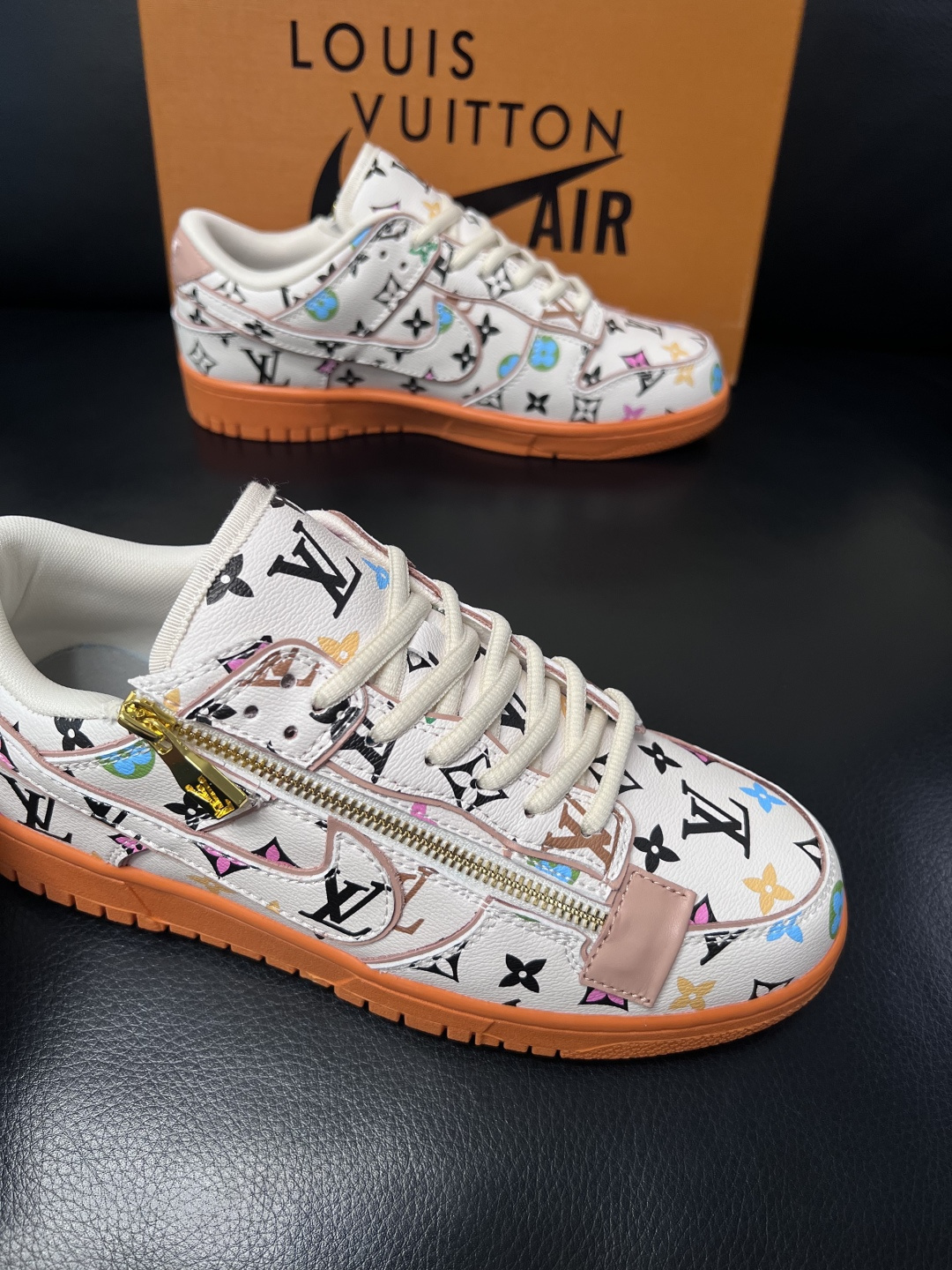 Lv联名nike  高品质  顶级工艺品  路易威登联名，专柜同步，鞋面意大利进口，高品质拼接缤纷色彩复