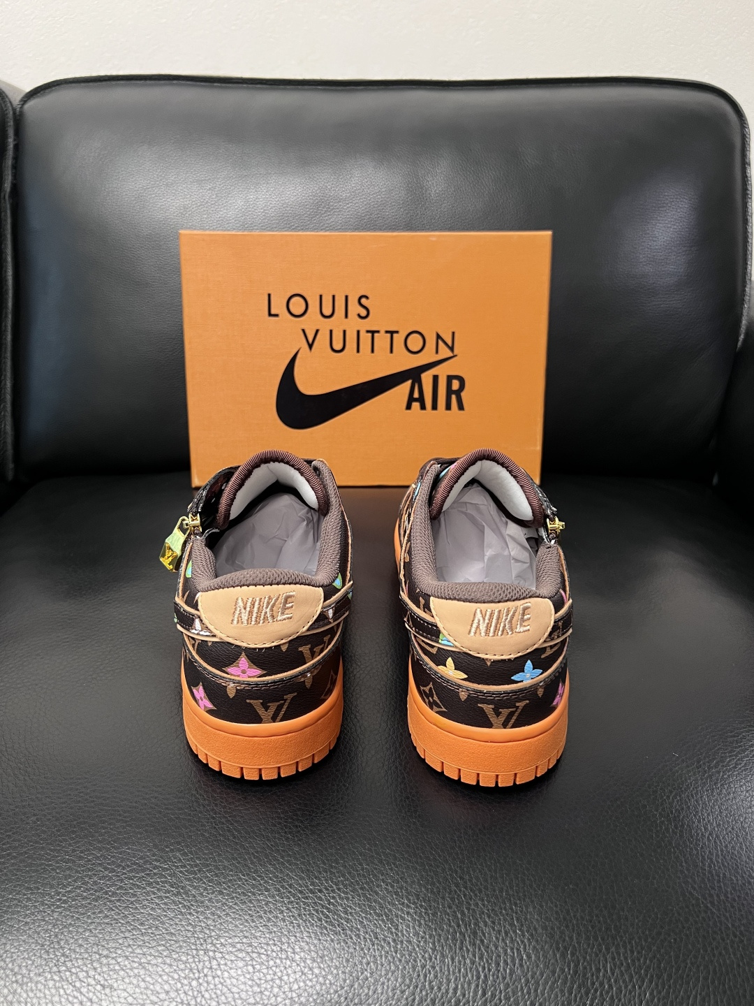 Lv联名nike  高品质  顶级工艺品  路易威登联名，专柜同步，鞋面意大利进口，高品质拼接缤纷色彩复
