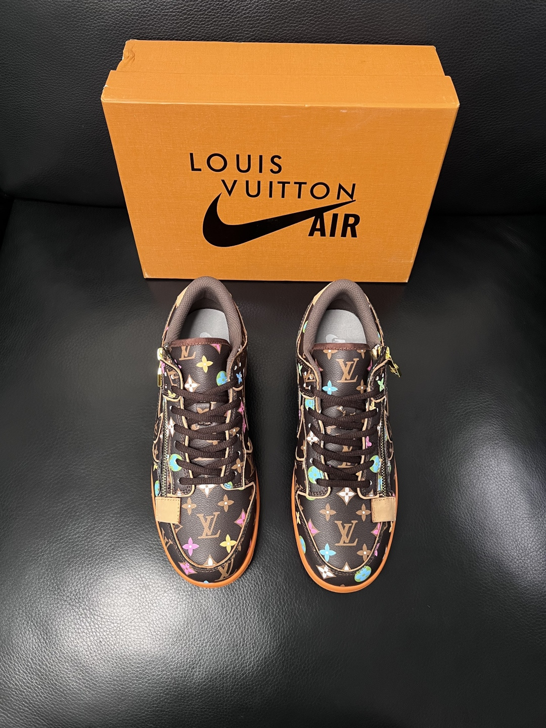 Lv联名nike  高品质  顶级工艺品  路易威登联名，专柜同步，鞋面意大利进口，高品质拼接缤纷色彩复