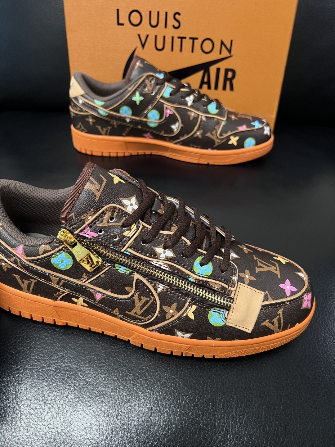 Lv联名nike  高品质  顶级工艺品  路易威登联名，专柜同步，鞋面意大利进口，高品质拼接缤纷色彩复