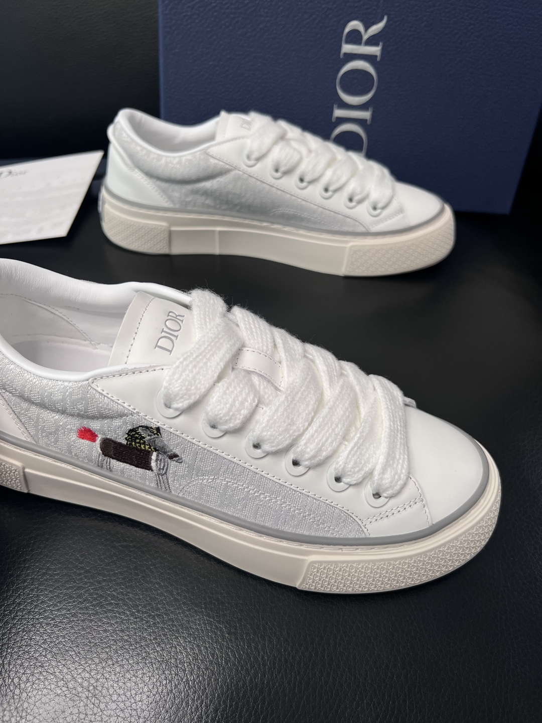 Dior 顶级工艺品 迪奥  专柜同步 原厂配置，意大利进口原版牛皮面料，透气舒适进口水染牛里垫，鞋底：