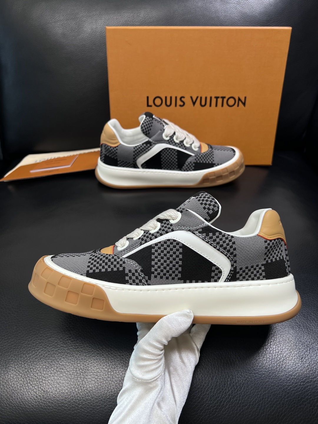 Lv  高品质  顶级工艺品  路易威登，运动板鞋专柜同步，鞋面意大利进口，高品质拼接缤纷色彩复杂工艺品