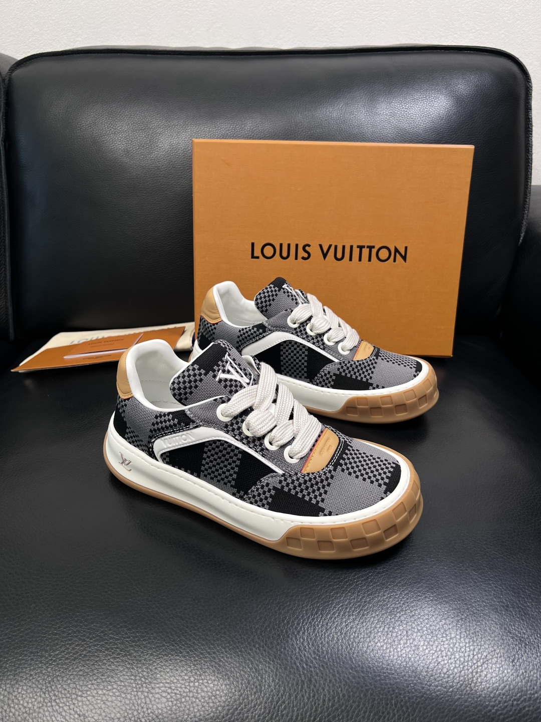 Lv  高品质  顶级工艺品  路易威登，运动板鞋专柜同步，鞋面意大利进口，高品质拼接缤纷色彩复杂工艺品