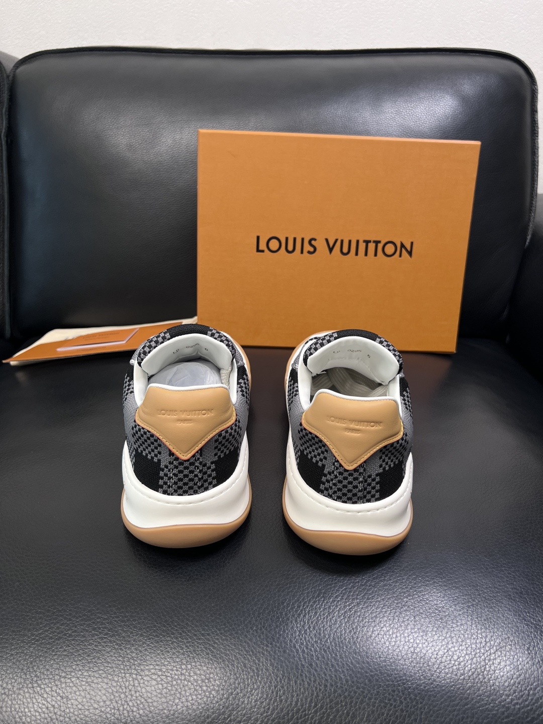Lv  高品质  顶级工艺品  路易威登，运动板鞋专柜同步，鞋面意大利进口，高品质拼接缤纷色彩复杂工艺品