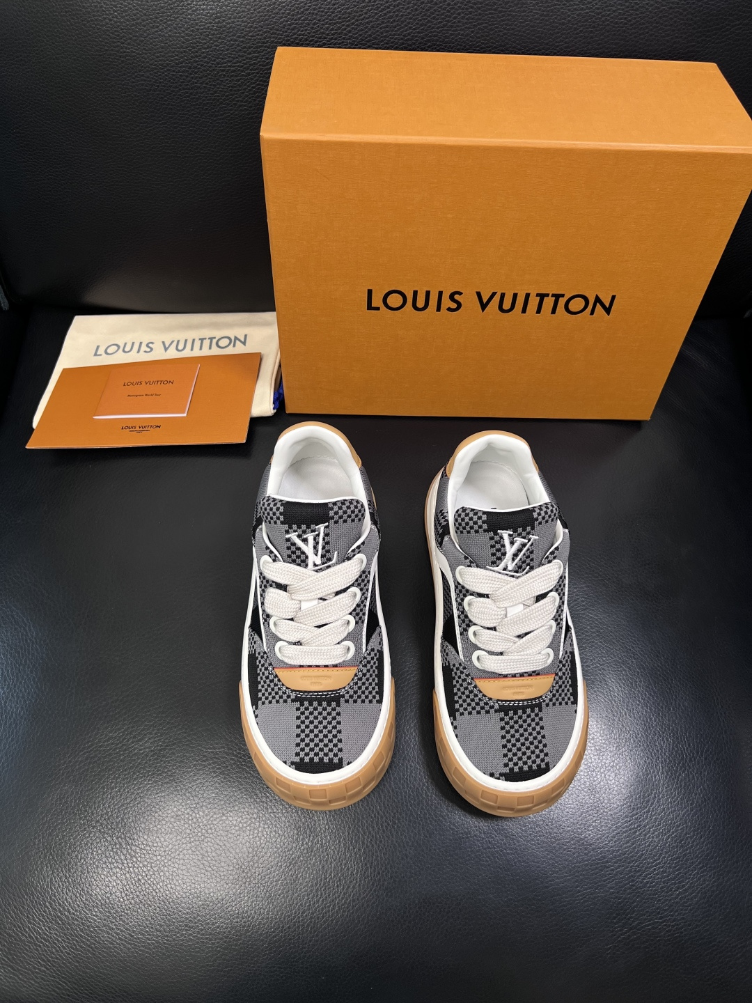 Lv  高品质  顶级工艺品  路易威登，运动板鞋专柜同步，鞋面意大利进口，高品质拼接缤纷色彩复杂工艺品