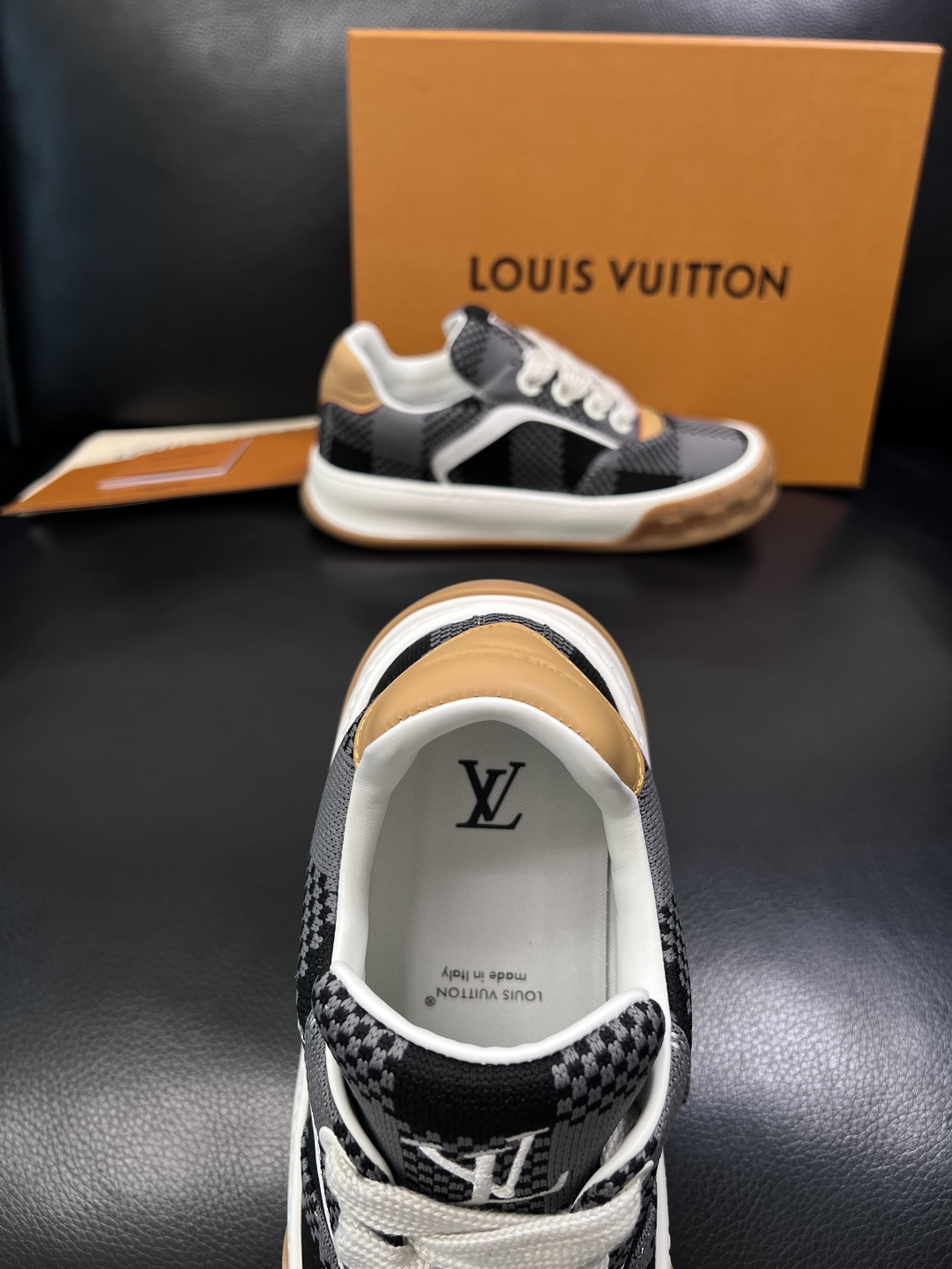 Lv  高品质  顶级工艺品  路易威登，运动板鞋专柜同步，鞋面意大利进口，高品质拼接缤纷色彩复杂工艺品