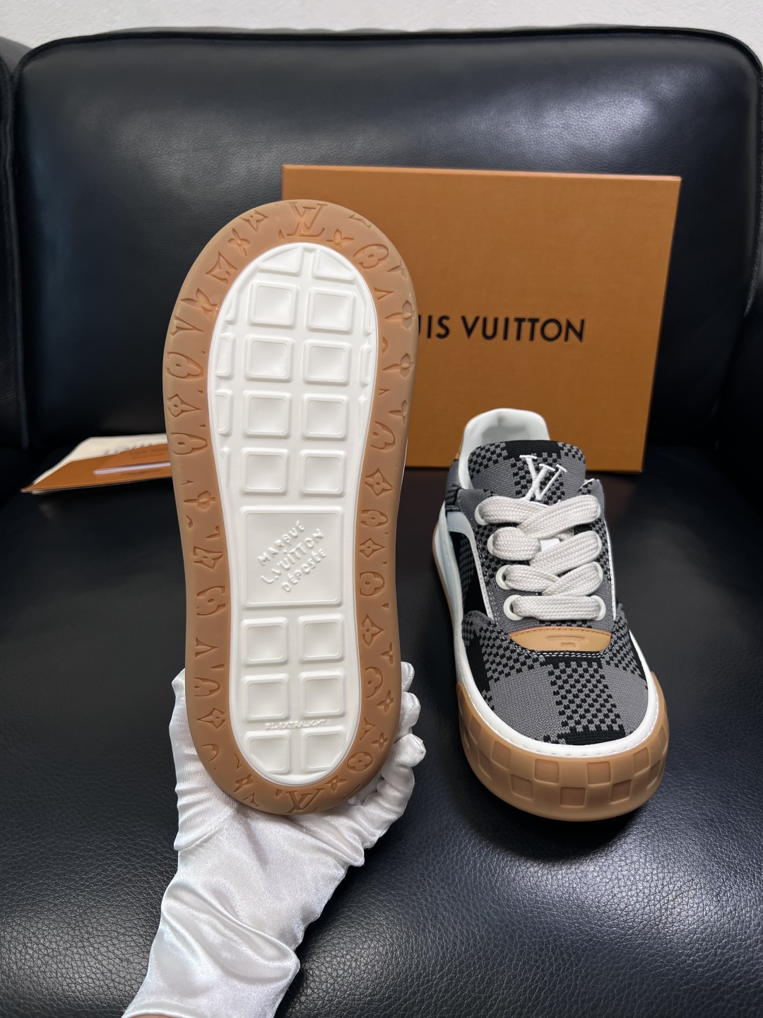 Lv  高品质  顶级工艺品  路易威登，运动板鞋专柜同步，鞋面意大利进口，高品质拼接缤纷色彩复杂工艺品