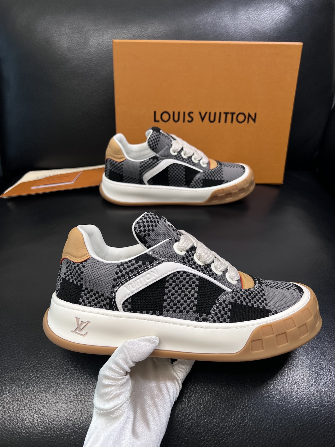 Lv  高品质  顶级工艺品  路易威登，运动板鞋专柜同步，鞋面意大利进口，高品质拼接缤纷色彩复杂工艺品