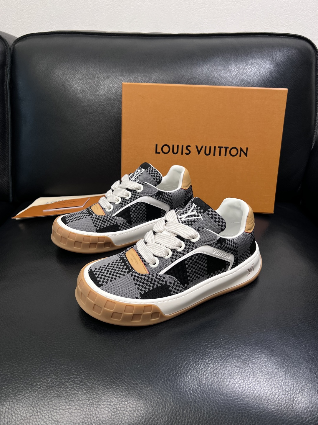 Lv  高品质  顶级工艺品  路易威登，运动板鞋专柜同步，鞋面意大利进口，高品质拼接缤纷色彩复杂工艺品